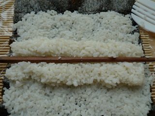 花朵寿司,用筷子将中间按扁，使中间的米饭成凹字形。