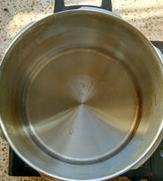山楂大枣苹果汤,压力锅加入半碗水（约200ml），想汤水多的就多加点，即便少加水，光依靠苹果的水份做出来汤汁就能变得浓郁。