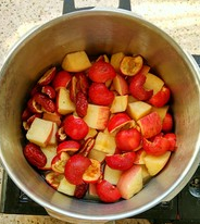 山楂大枣苹果汤,干净利润的倒进所有的水果到锅里。