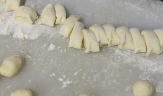 泡菜意大利面疙瘩,切成2厘米大小的块状。