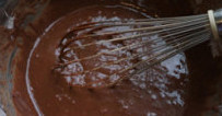 卡布奇诺可可蛋糕,将液体材料先略搅拌再倒入步骤5中的干性材料中，蛋抽搅拌均匀，到完全混合无干粉无颗粒即可