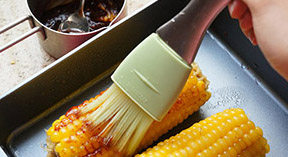 私房烤玉米,将玉米均匀刷一层酱料