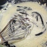 奶油炖菜,锅子烧热后，小火，放入黄油，融化后放入面粉20克，用手动打蛋器将黄油和面粉充粉搅拌，搅成沙粒状的面糊即盛出放入容器内晾凉备用
