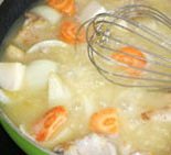 奶油炖菜,放入米酒，放入土豆、蘑菇、洋葱、胡萝卜，用木铲翻炒均匀后倒入鸡汤。煮开后慢慢倒入面糊，并用打蛋器慢慢搅匀