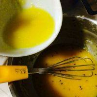香酥蛋卷,加黄油和植物油，继续搅拌均匀。