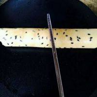 香酥蛋卷,卷好后用筷子压4秒钟定型.