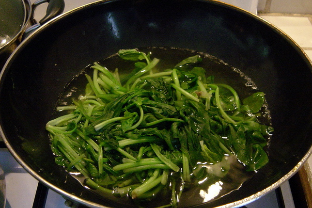 姜汁菠菜,菠菜去根部，淘洗干净，切成5公分左右长的段，取一只锅放入适量水烧开，在沸水中放入少许盐和油，将菠菜放入滚水中烫熟；