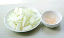 干贝冬瓜汤,将冬瓜削皮切成片，干贝提前用料酒，温水浸泡一小时备用。