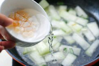 干贝冬瓜汤,倒入高汤或水，再加浸泡干贝的水和干贝。