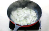 干贝冬瓜汤,大火煮开后转中火煮五分钟左右。
