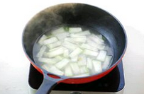 干贝冬瓜汤,最后加少许盐和白胡椒粉调味即可。