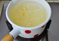 枇杷雪梨银耳百合甜汤,泡发后的银耳将黄色的根蒂剪掉，撕成小朵，同百合干一起放入锅中，加入足量清水煮开。再调小火熬煮1-1.5小时，至银耳粘稠软烂
