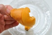 枇杷雪梨银耳百合甜汤,切开小口，将皮剥离，切成两半后，取出枇杷核备用