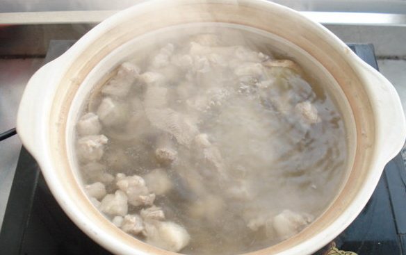 黄芪羊肉汤,大火煮开后改小火炖2小时。