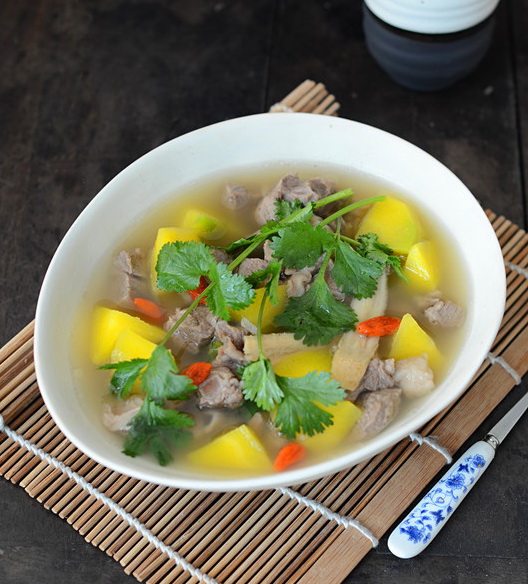 黄芪羊肉汤,美味营养的黄芪羊肉汤。