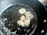 麻辣串火锅,鸡纯用开水焯烫备用。