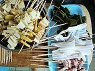 麻辣串火锅,所有食材用竹签串好备用。