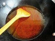 麻辣串火锅,加入适量的高汤或者清水。