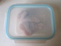 咖喱鸡腿饭,涂抹均匀后加盖密封，放入冰箱中冷藏2个小时以上（最好隔夜）；