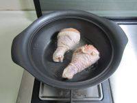 咖喱鸡腿饭,锅中放少许油，将鸡皮的部分朝下，小火慢慢煎；
