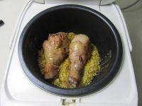 咖喱鸡腿饭,转移到电饭煲中， 先在底部铺成咖喱米， 再放上煎好的鸡腿；