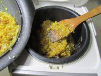 咖喱鸡腿饭,再将剩余的米饭铺在鸡腿上，加入适量高汤或者水；