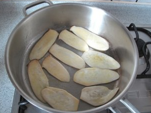 香煎杏鲍菇,放入切片杏鲍菇，小火慢慢煎烤，煎至两面金黄，菇身变软，撒上少许盐调味