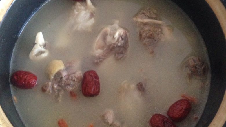 淮山羊肉汤,倒入砂锅里炖上半小时