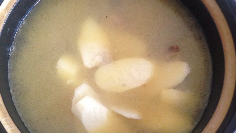 淮山羊肉汤,半小时过后把准备好的淮山倒进去煮15分钟就可以了