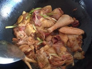 香菇蒸鸡,半小时过后，就可以下锅炒了，买鸡肉通常鸡屁股那里带点油，我们可以拿那些油炸出来炒菜吃，入鸡肉大火偏炒10分钟