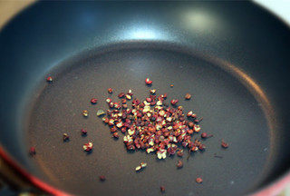 麻婆豆腐,把花椒放到锅中小火煸炒至熟。