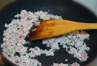 麻婆豆腐,锅中加适量底油，然后放入肉馅，煸炒成熟。