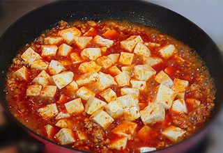 麻婆豆腐,把豆腐放入锅中大火烧开，然后加少许酱油。