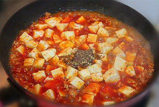 麻婆豆腐,把花椒面放入锅中。