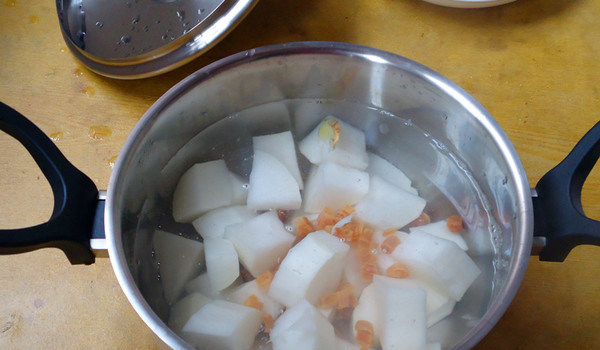 萝卜鱼汤,清水烧开，放入萝卜块、干贝、生姜片