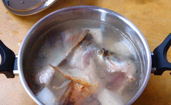 萝卜鱼汤,最后放入煎好的鱼汤和鱼尾。PS：鱼放上面，防止萝卜压烂鱼块