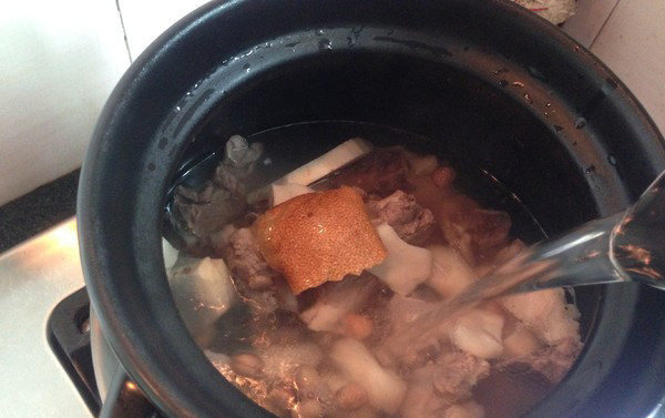 粉葛花生猪骨汤,加入约2升的开水