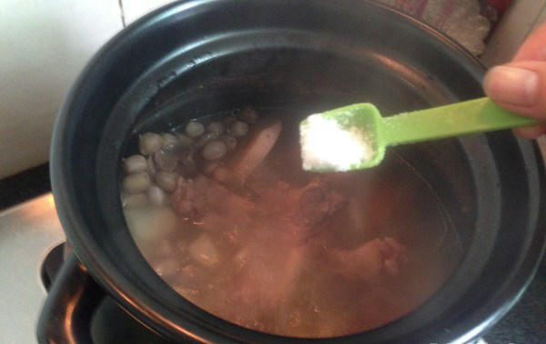 粉葛花生猪骨汤,最后下盐盖盖，小火再煲5分钟，即可