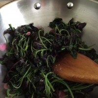 清炒红菜苔,放盐，然后出锅。