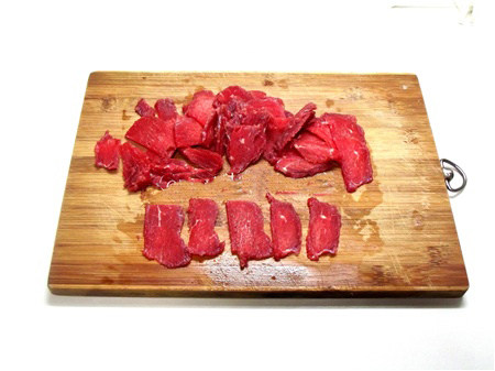 粤式干炒牛河,牛肉逆纹切成薄片。