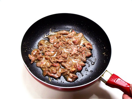 粤式干炒牛河,炒锅烧热，放一大匙油放入牛肉片滑炒至变色盛出备用。