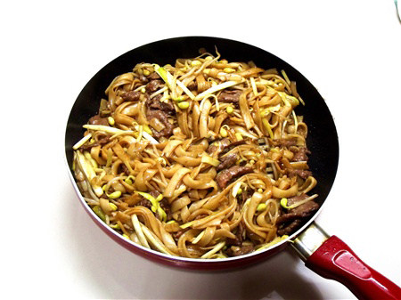 粤式干炒牛河,如果炒不动的，要用筷子翻，不要动锅铲翻，很容易把粉炒碎了。