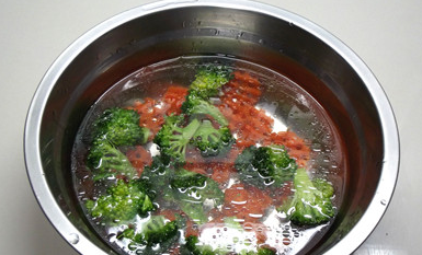 焦溜豆腐,烫过的蔬菜放入凉水中过凉。平底锅烧热放入油加热准备。