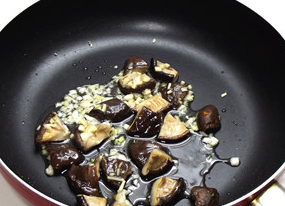 焦溜豆腐,锅内热油，放入香菇块，姜、蒜、葱蓉炒出香味。