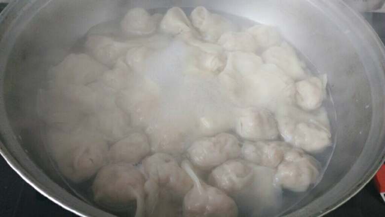 ≈扁食≈,扁食煮大致7.8分钟，煮至扁食浮起即可，出锅前加入虾米