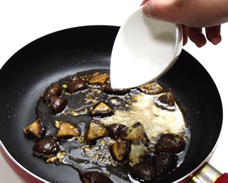 焦溜豆腐,加入水淀粉将酱汁烧至浓稠。