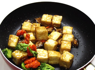 焦溜豆腐,倒入豆腐，沥净水的蔬菜类，翻炒至都挂上酱汁即可。