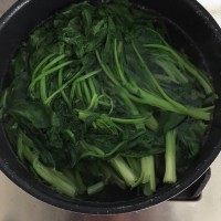 果仁菠菜,锅里水烧开后，放入菠菜，大约一分钟左右，捞出。