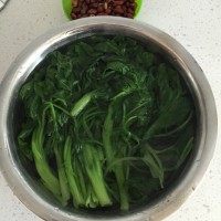 果仁菠菜,焯过水的菠菜过一遍凉水，炸好的花生米备用。