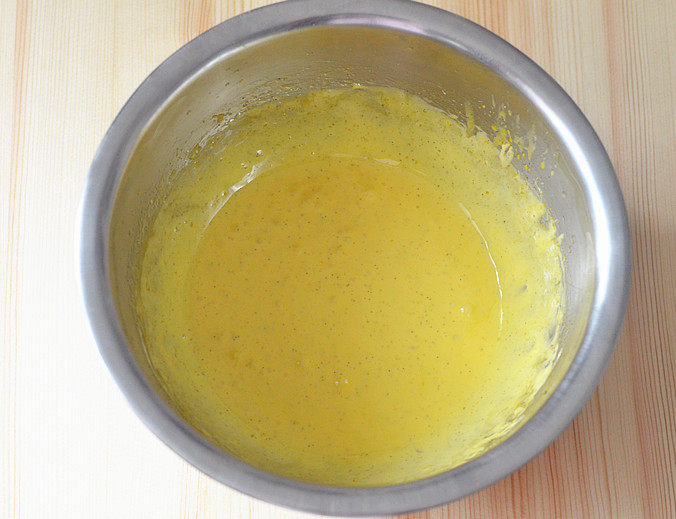 法式香草芭菲,取出后用打蛋器把蛋黄糊打稠，颜色打淡